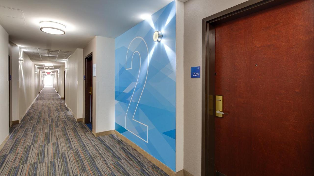 Holiday Inn Express & Suites Detroit - Farmington Hills By Ihg Northville Exterior foto
