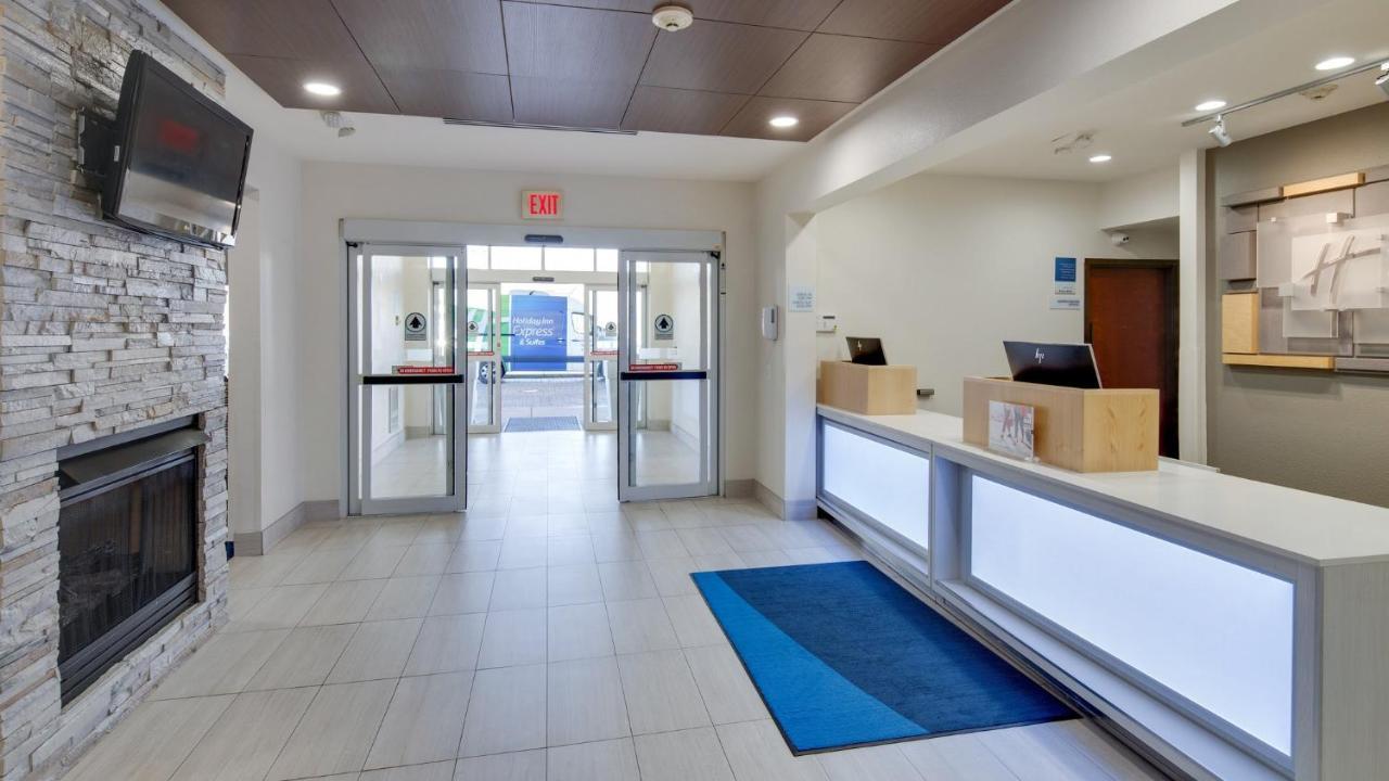 Holiday Inn Express & Suites Detroit - Farmington Hills By Ihg Northville Exterior foto
